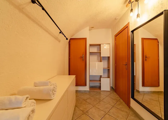 Apartamento With Private Garden By Gardadoma