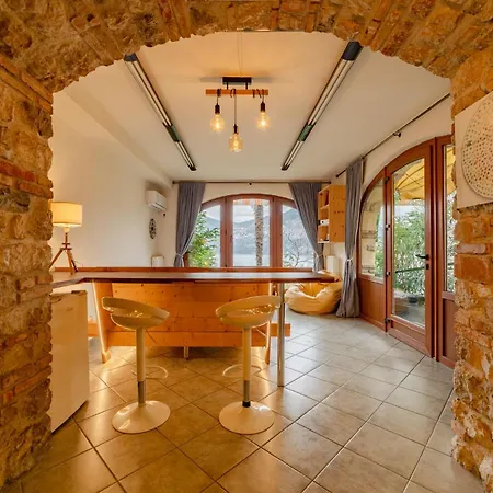 Appartement With Private Garden By Gardadoma