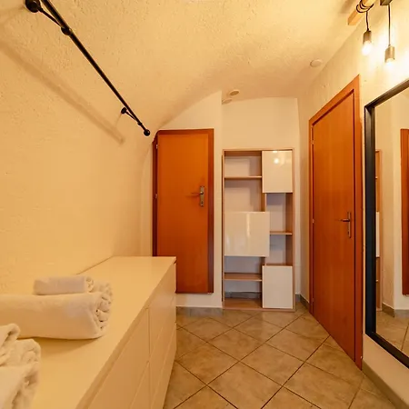 Διαμέρισμα With Private Garden By Gardadoma