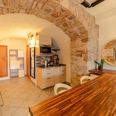 With Private Garden By Gardadoma Apartman Brenzone sul Garda