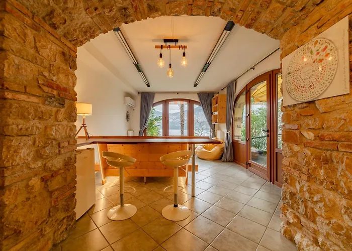 Apartman With Private Garden By Gardadoma